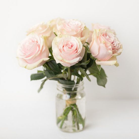 сортовые розы в местной флористической студии в Липецке