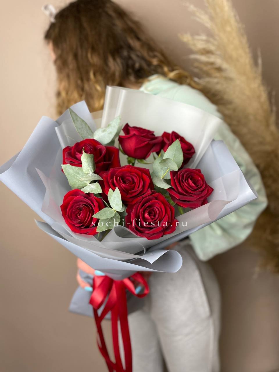 букет из 25 роз в крафтовой бумаге для заказа в Липецке