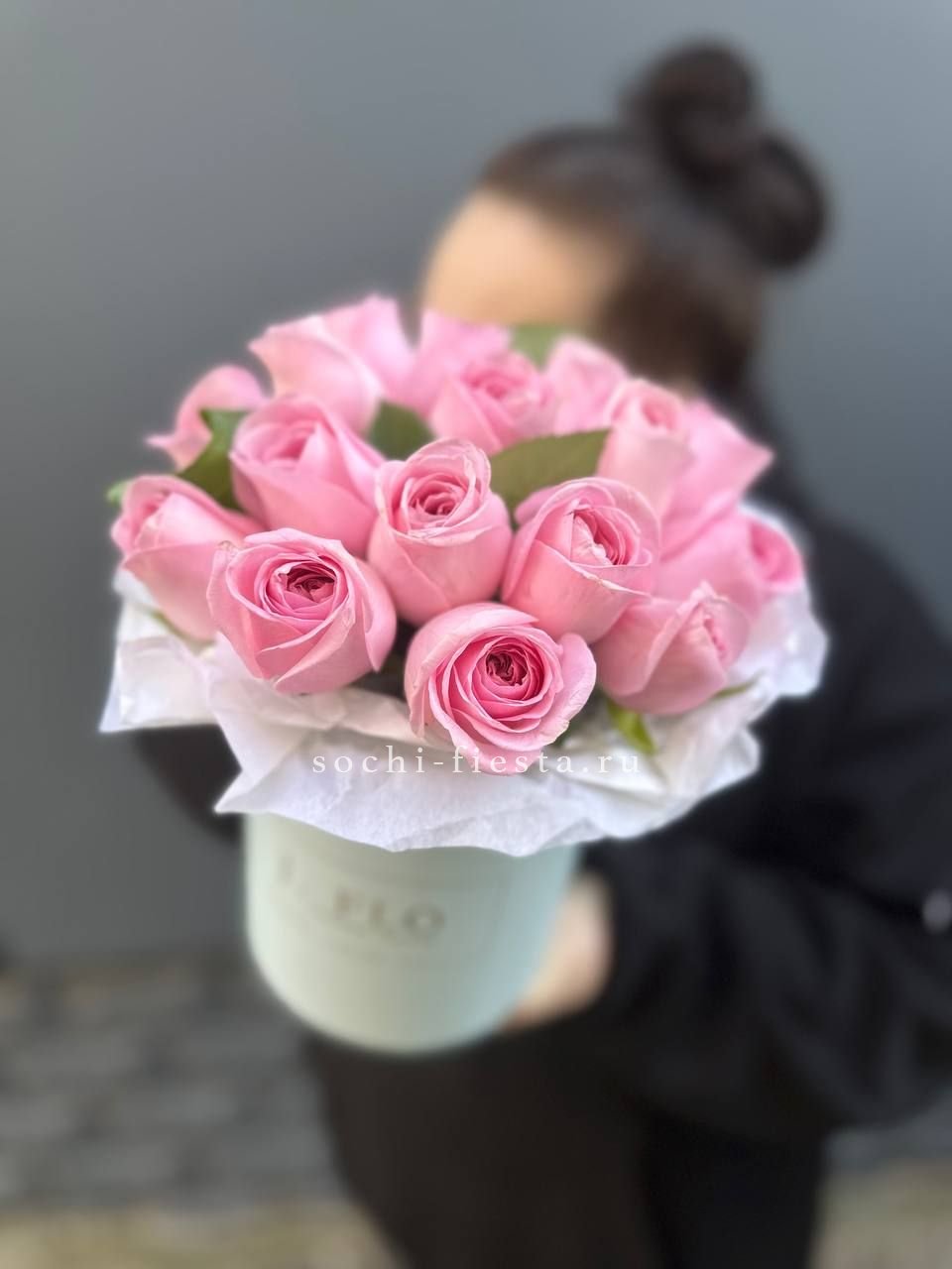 зимняя композиция с амариллисом и еловыми ветвями в Липецке