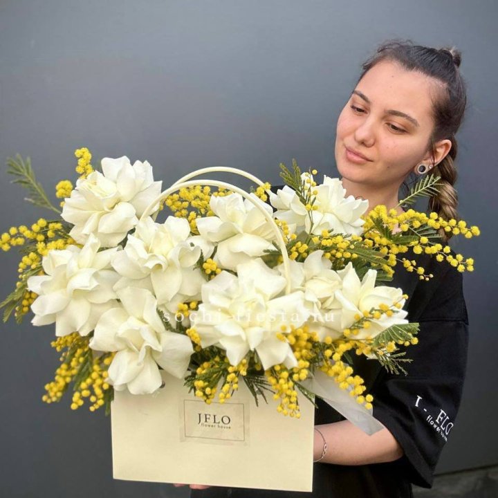 Французские Розы и мимоза  в сумочке  в Липецке