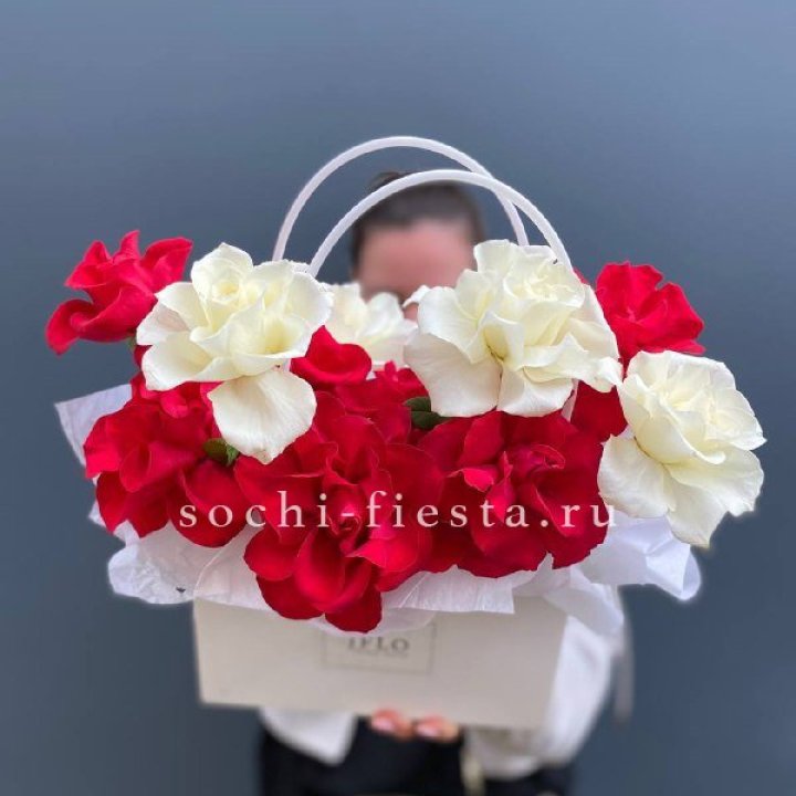 Сумочка  красных и белых роз в Липецке