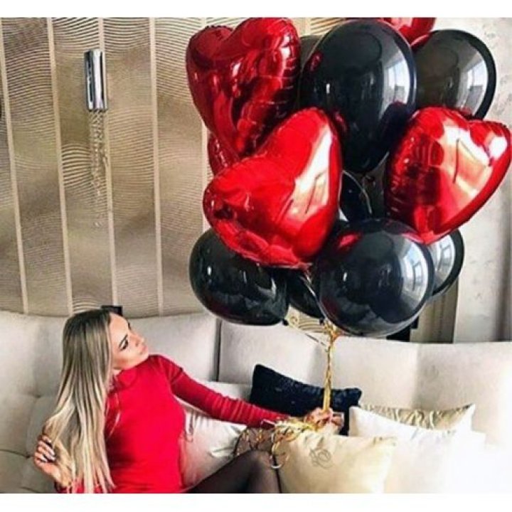 Фонтан из красных сердец с чёрными шарами  в Липецке