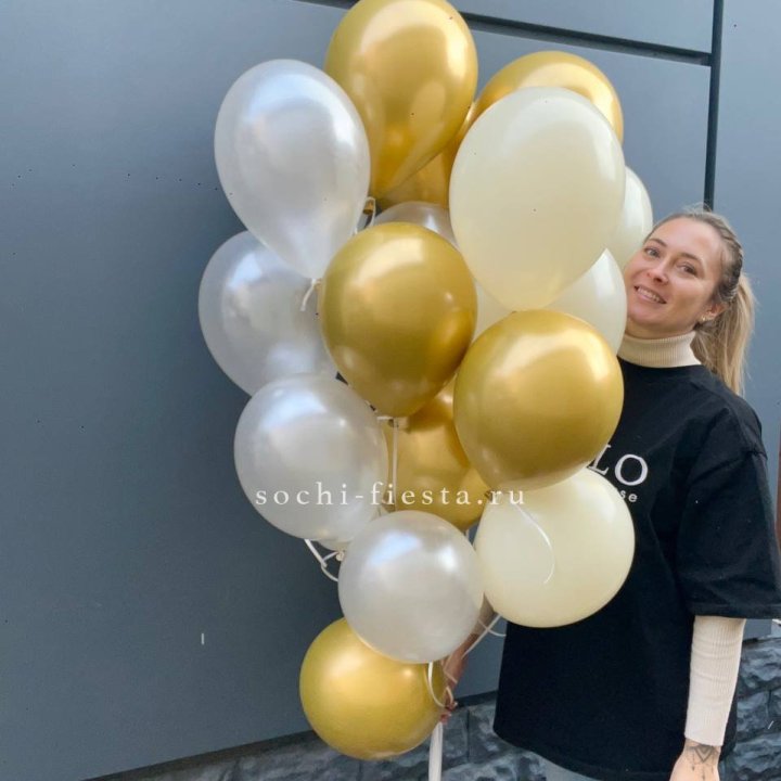 Облако шаров из белого и золотого оттенков в Липецке