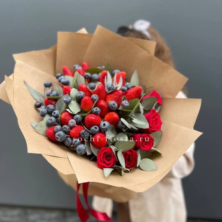 Клубника и голубика с цветами в Липецке