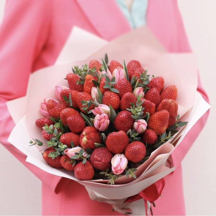 Тюльпаны и клубника в Липецке