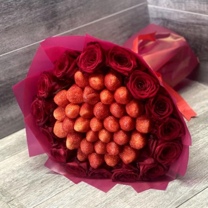 Клубничный букет с розами в Липецке