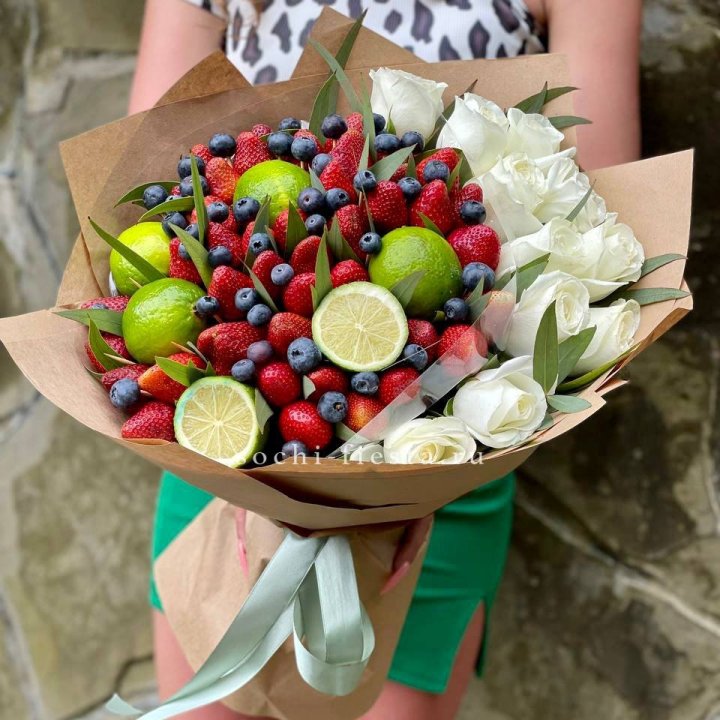 Ягодно-цитрусовый букет с розами в Липецке