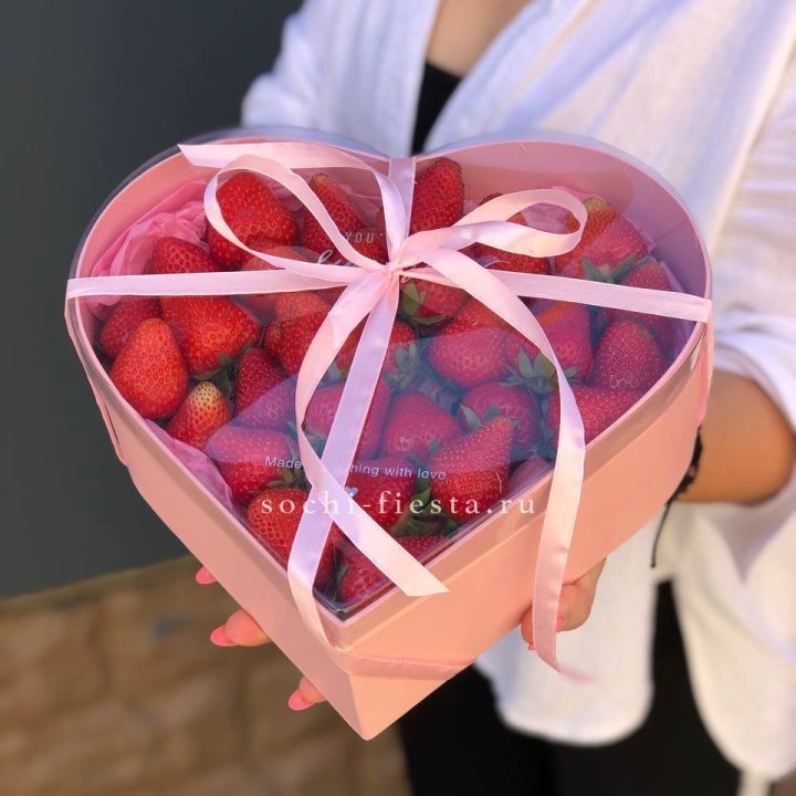 Коробочка сердце  с клубникой в Липецке