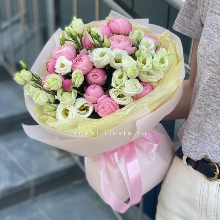 Букет кустовых роз с эустомой в Липецке