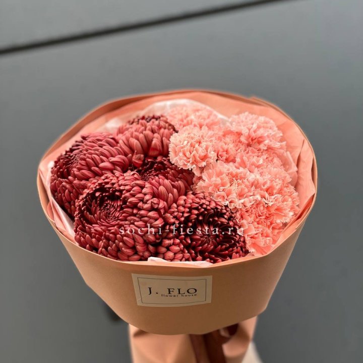 Букет хризантем и диантусов  в Липецке