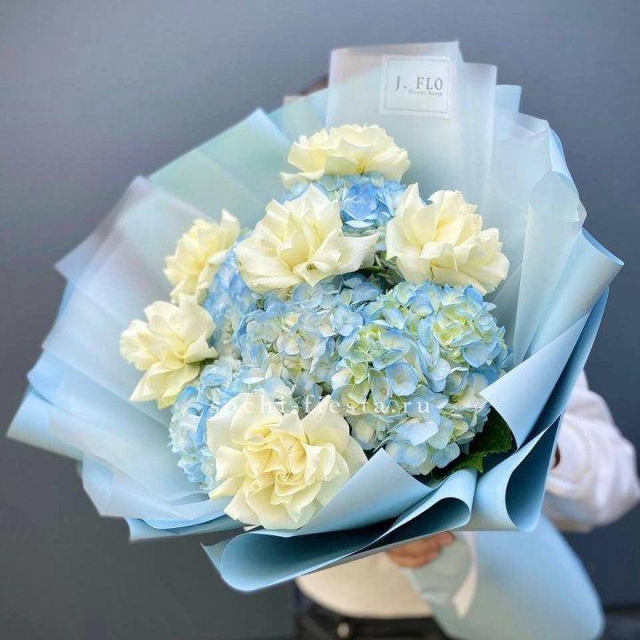  Букет из голубых гортензий и роз  в Липецке