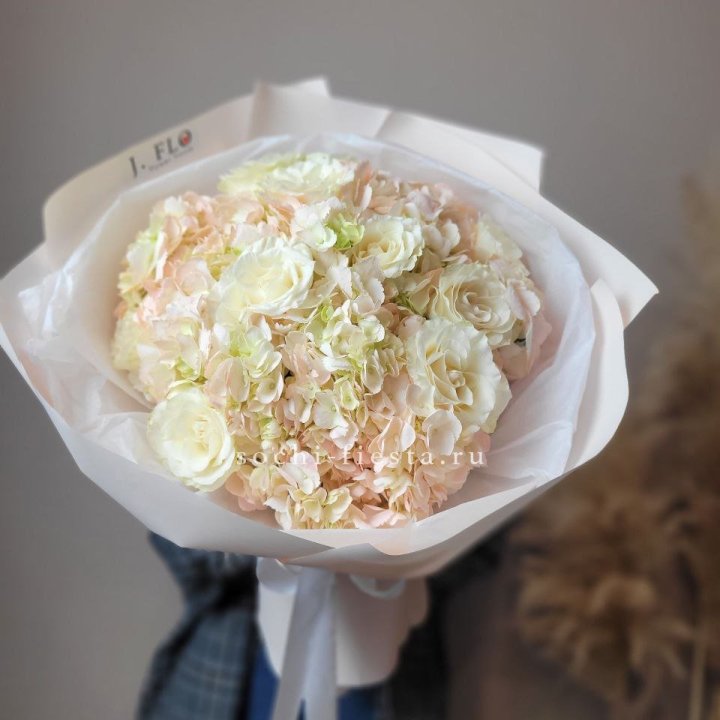  Букет гортензии и роз  в Липецке