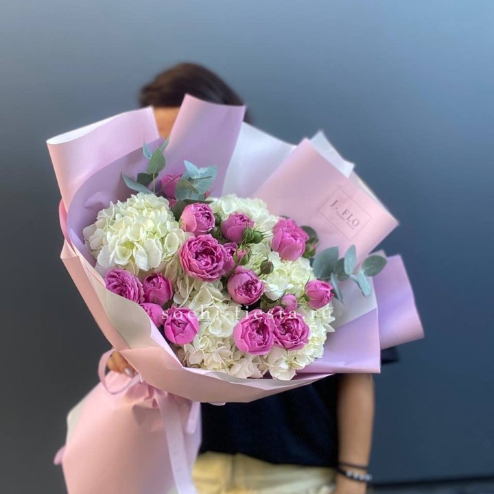 Букет белых гортензий и пионовидных роз  в Липецке