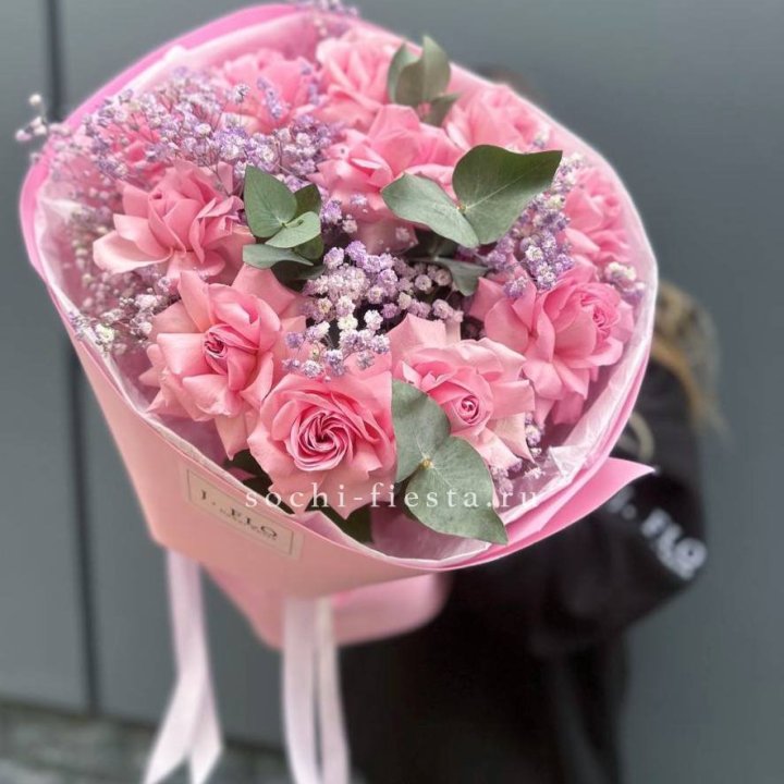 Розовые французские розы с гипсофилой в Липецке