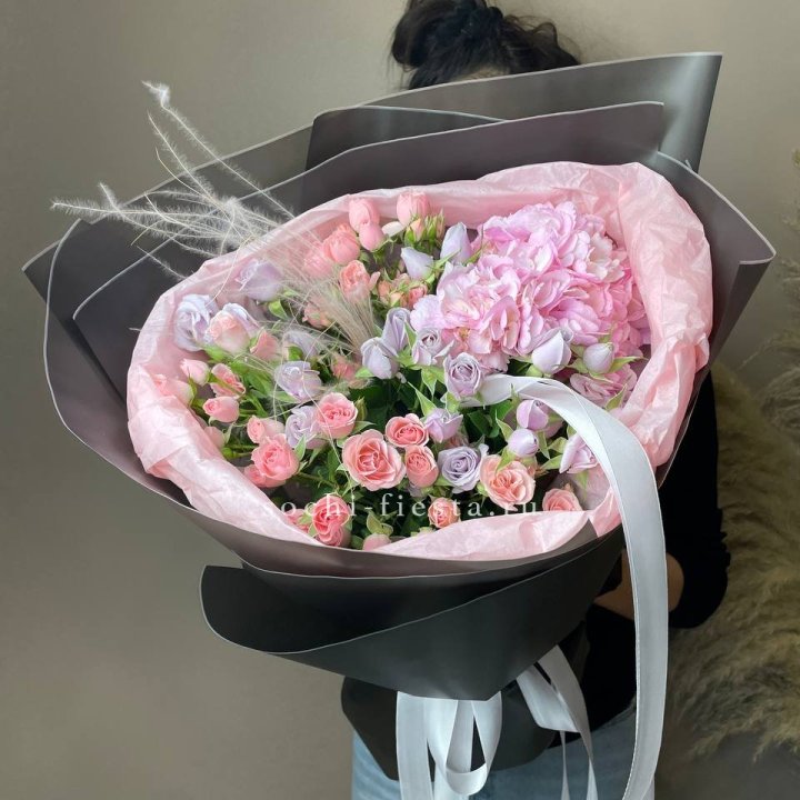  Букет гортензии и роз "Саперави" в Липецке