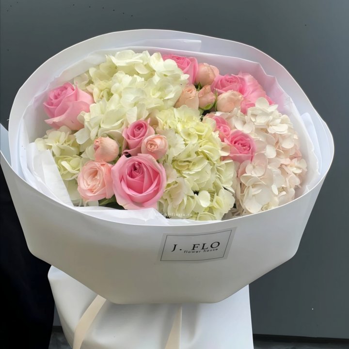  Букет гортензии и роз  "Тиамо" в Липецке