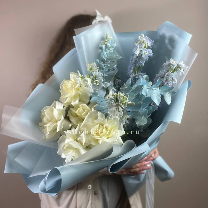 Букет из белых французских роз и дельфиниума в Липецке