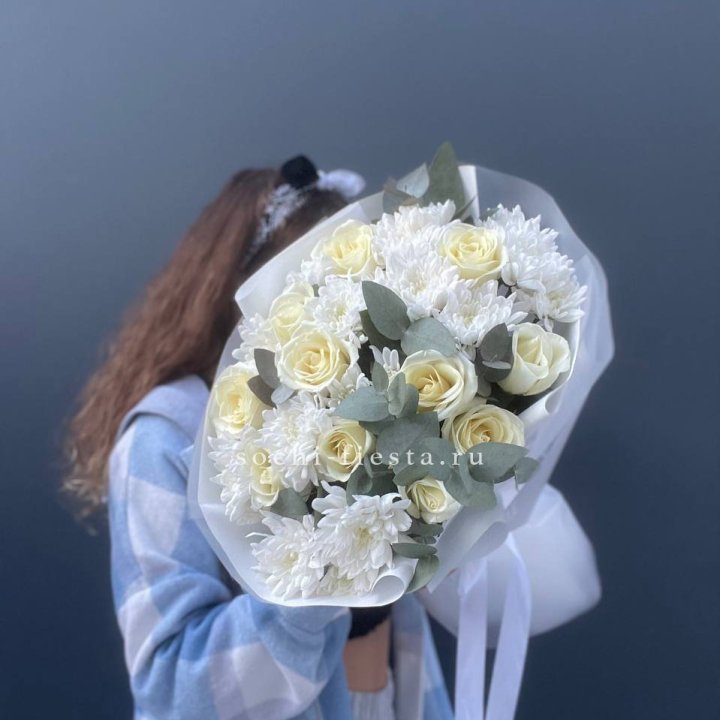  Букет белых роз с хризантемой  в Липецке