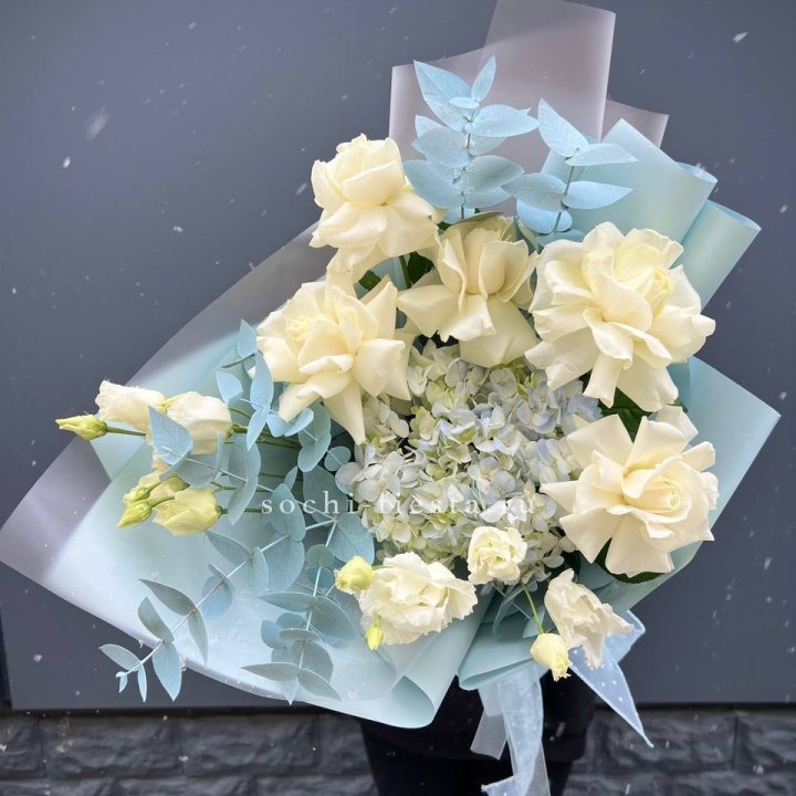 Букет с гортензией и белыми французскими розами в Липецке