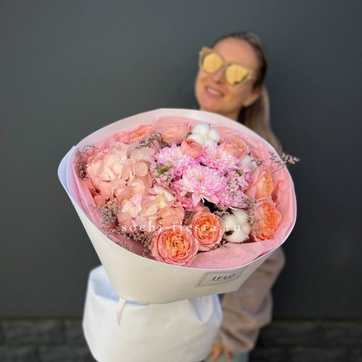 Букет гортензии и кустовых роз  в Липецке