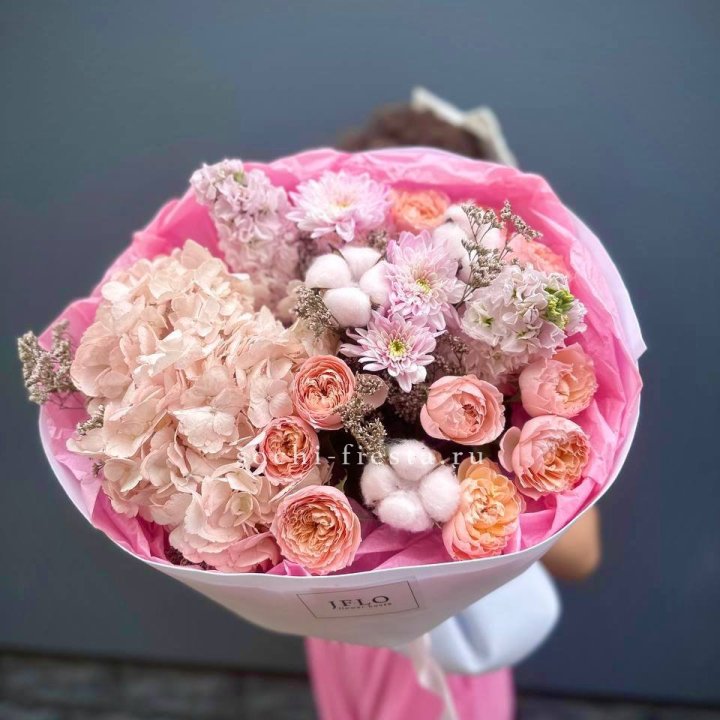 Букет гортензии и кустовых роз "Абрассо" в Липецке