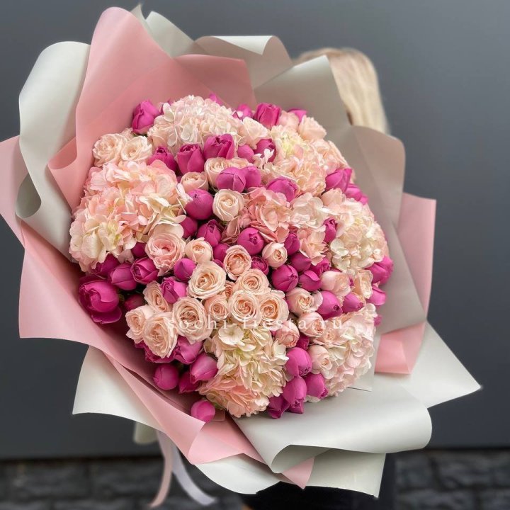 Букет кустовые розы и гортензия в Липецке