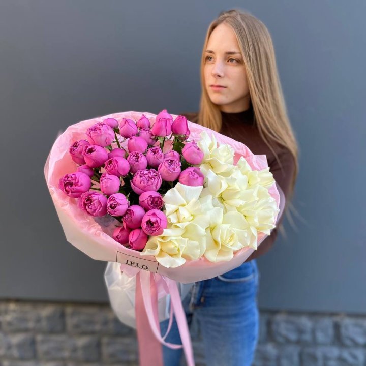 Дуо белых и кустовых роз в Липецке