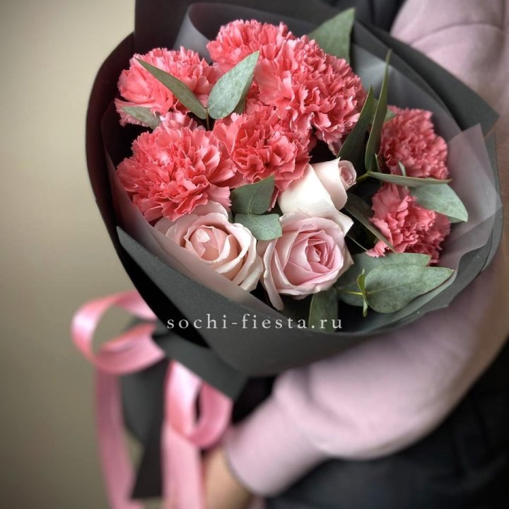 Букет из роз и диантусов "Пенелопа" в Липецке