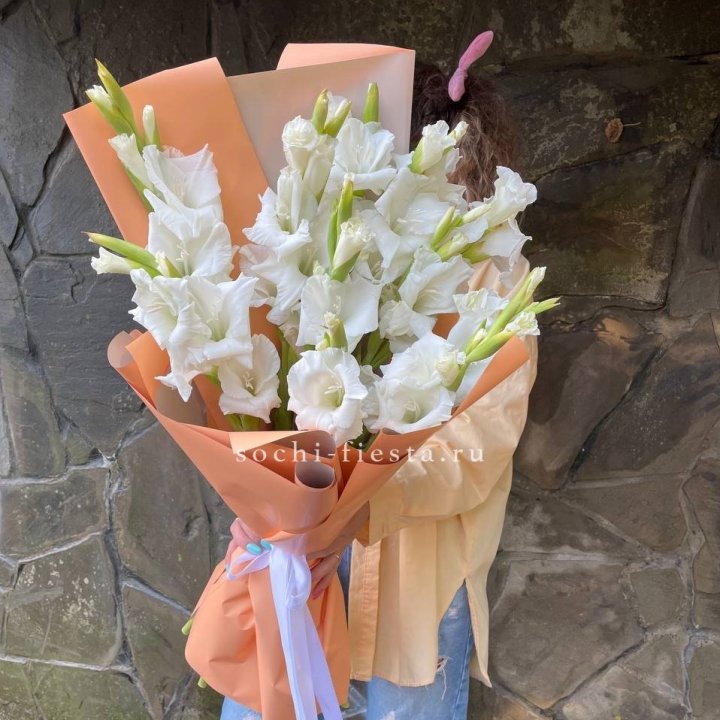 Букет белых гладиолусов  в Липецке