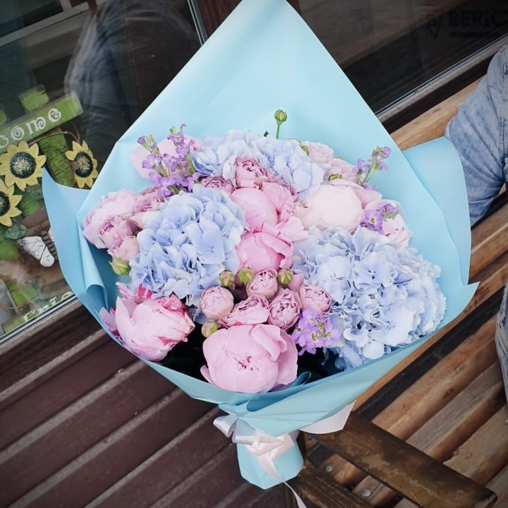 Букет с гортензиями "Блубери" в Липецке