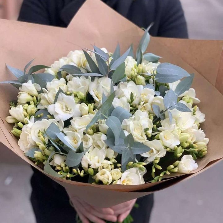 51 фрезия с эвкалиптом в Липецке