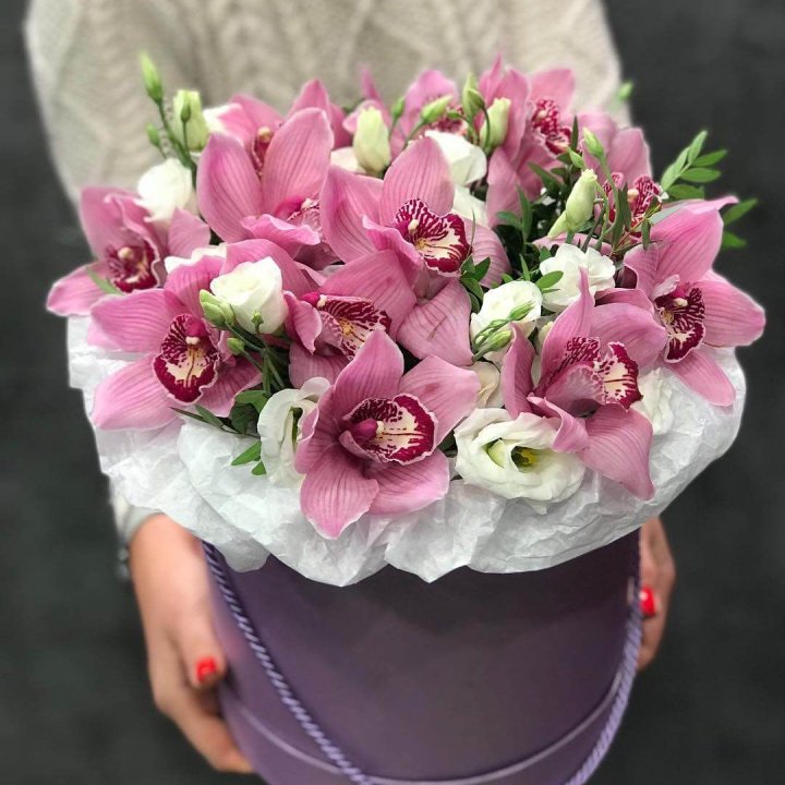 Орхидея и эустома в шляпной коробке в Липецке