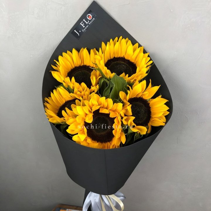 Букет из 5  подсолнухов в Липецке