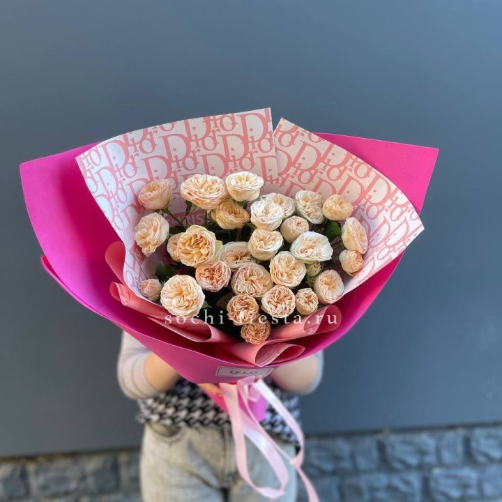 9 пионовидных роз в Липецке