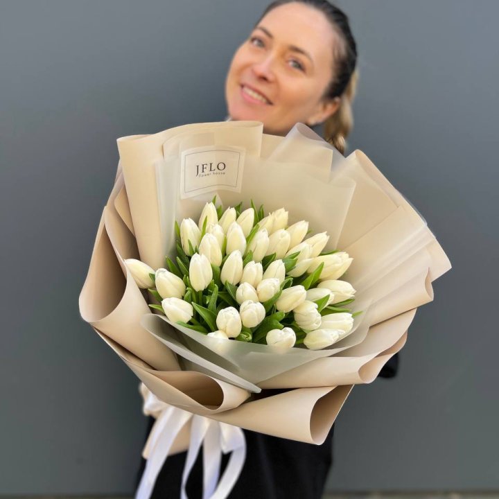 35 белых тюльпанов в Липецке