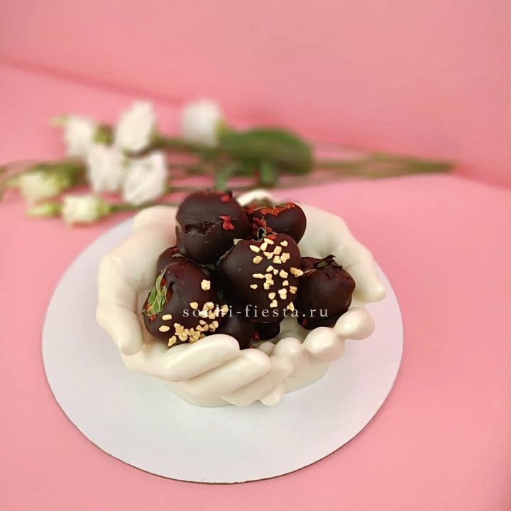 Клубника в шоколаде на шоколадных ладонях  в Липецке
