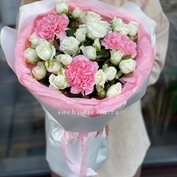 Букет розы с диантусами "Блэш" в Липецке