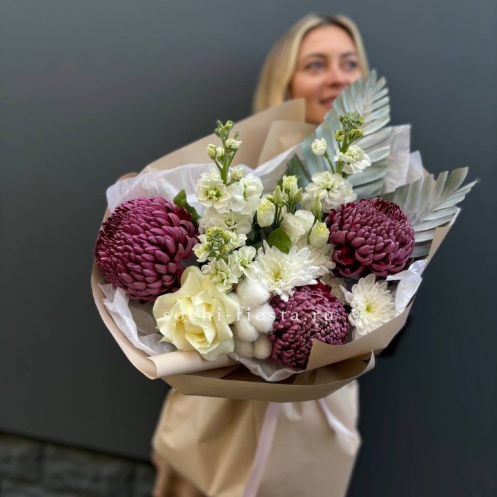 Хризантемы с маттиолой розами эустомой Чика в Липецке