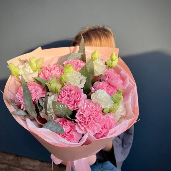 Букет гвоздик и  эустом "Сири" в Липецке