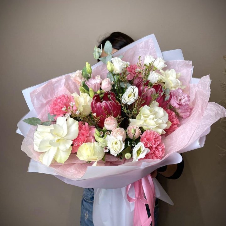 Букет с протеей, розами "Элеонора" в Липецке