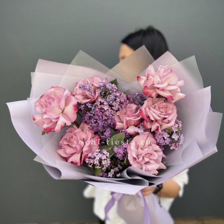 Букет из розовых роз и сирени в Липецке
