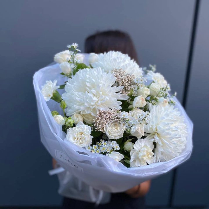 Букет хризантем и роз вайт шотс в Липецке