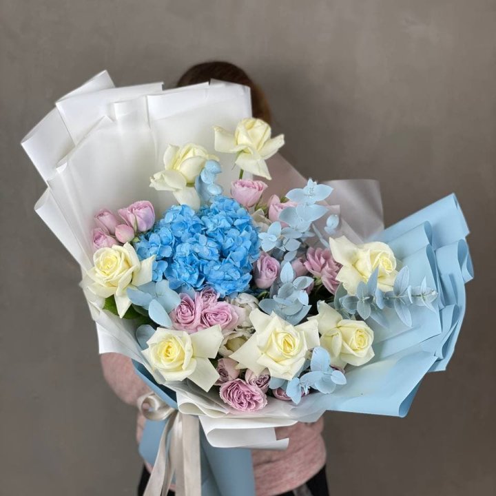 Дизайнерский букет "Блю скайфорт" в Липецке