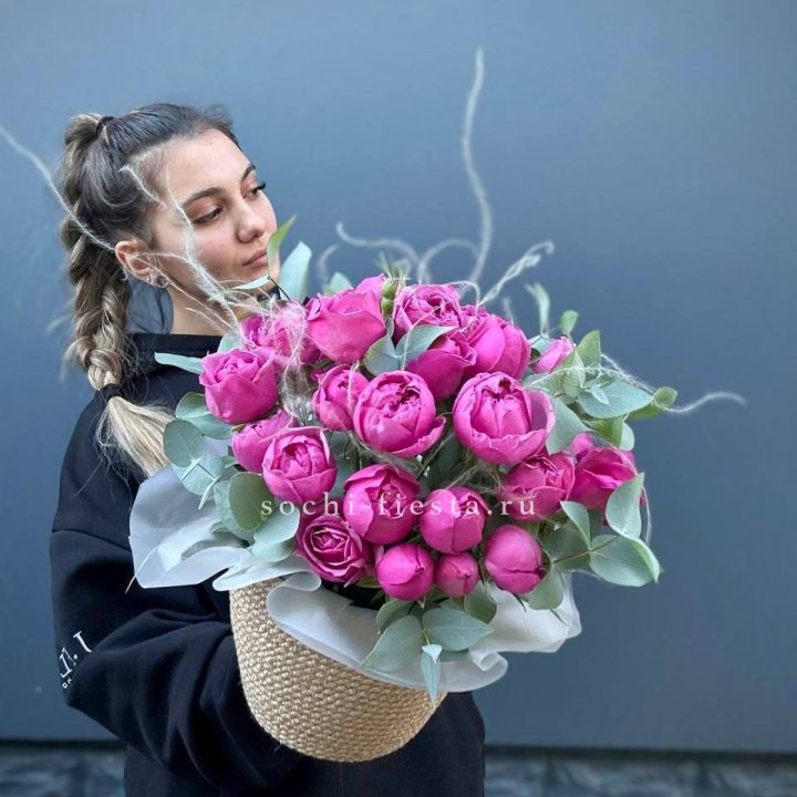 Пионовидные розы  в джутовом кашпо  в Липецке