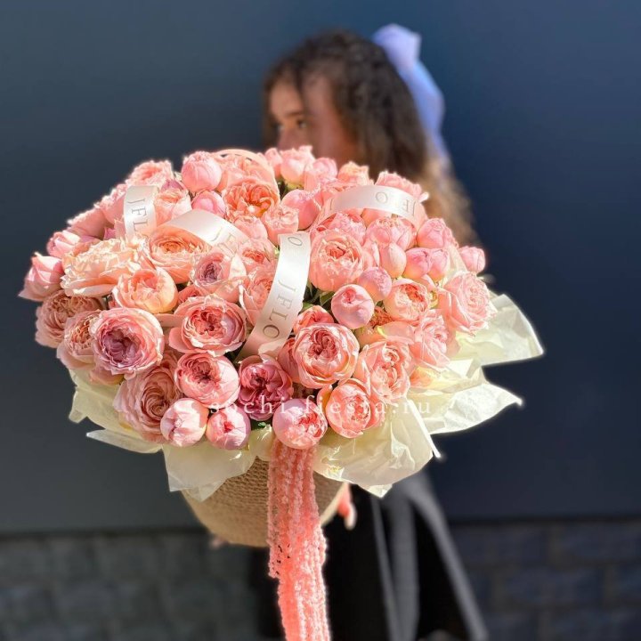 Кустовые розы Джульетта в джутовом кашпо в Липецке