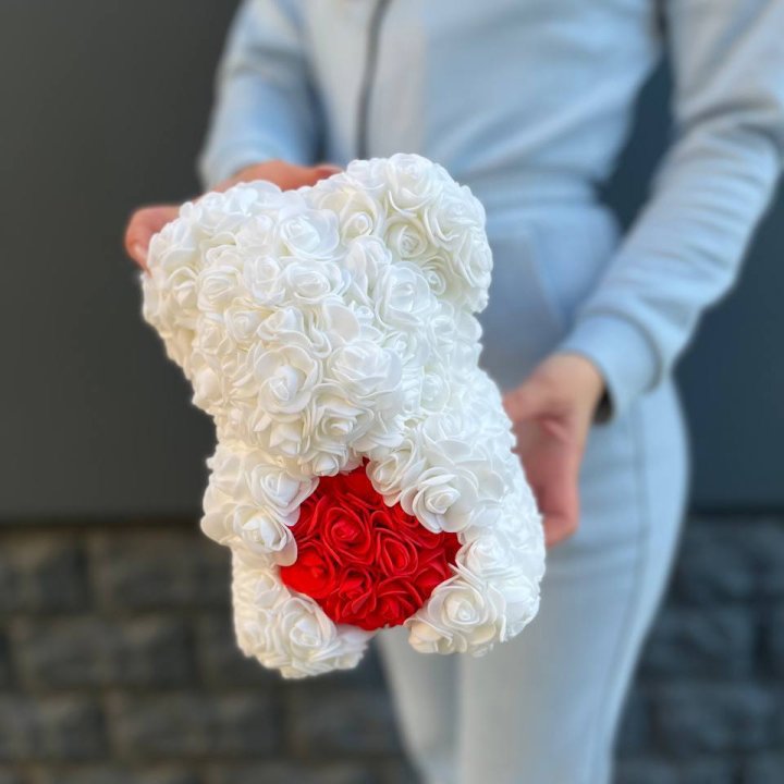 Медведь с красным седцем в Липецке