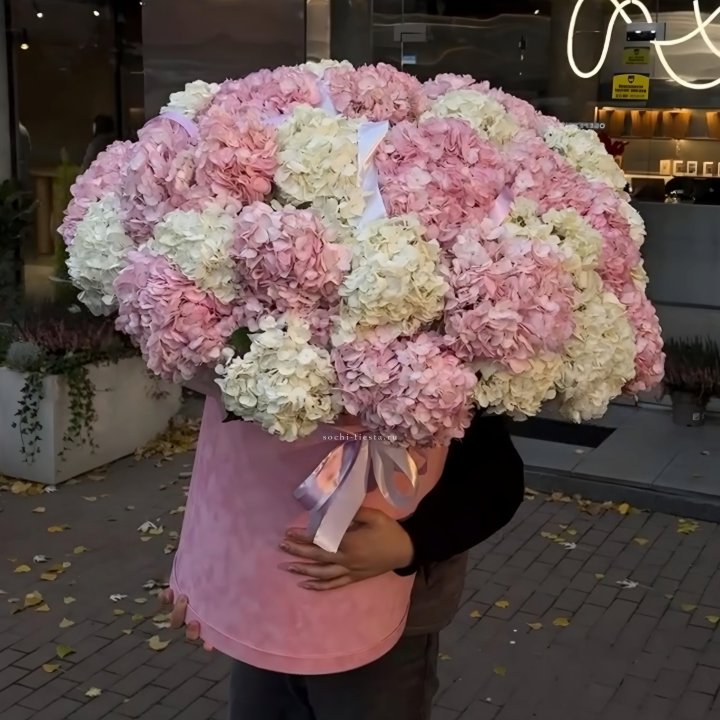 Дизайнерский цилиндр с гортензиями  в Липецке