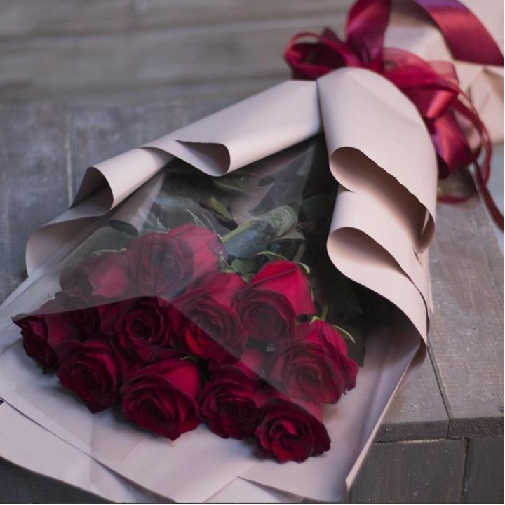 11 голландских роз в оформлении в Липецке