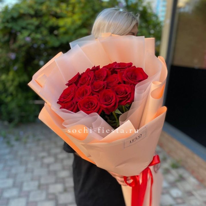 15 голландских роз в оформлении в Липецке