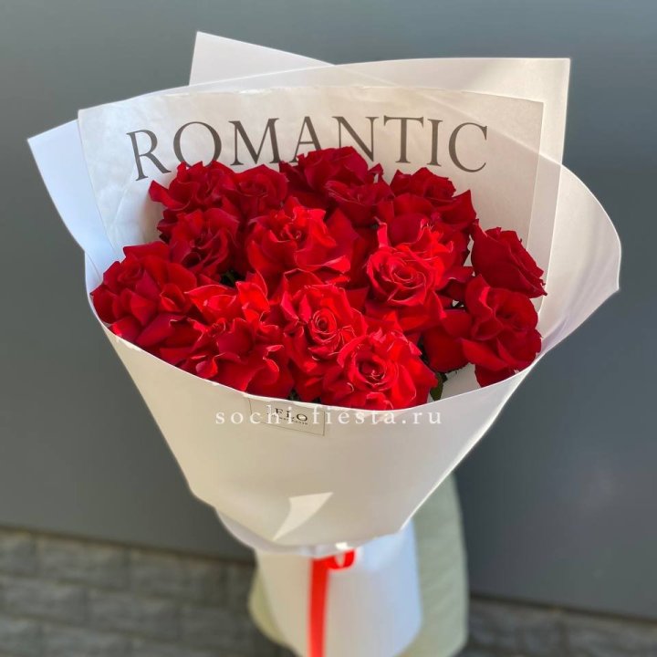 19 высоких роз в оформлении в Липецке